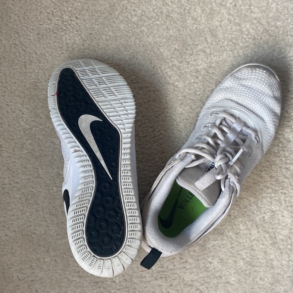 lightly used volleyball shoes nike size 11 women’s - Picture 4 of 5